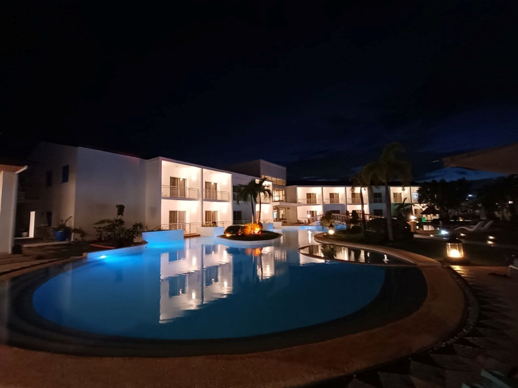 フィリピン留学 Cebu21 - EV La Mer Campus-Pool-2